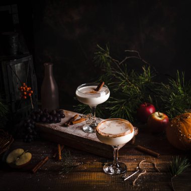 Karamel gözlük ile krem tatlı