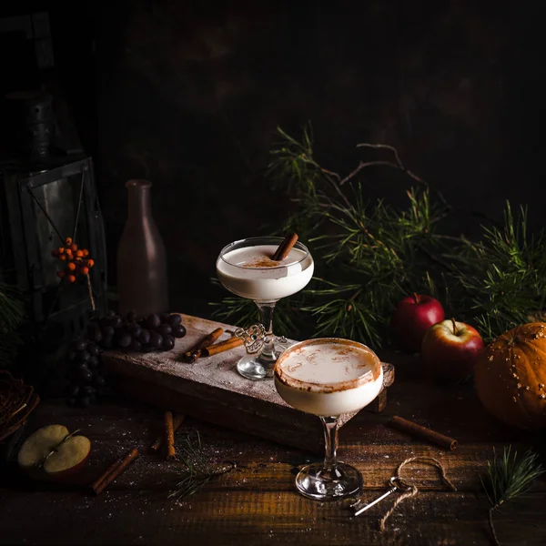 Karamel gözlük ile krem tatlı