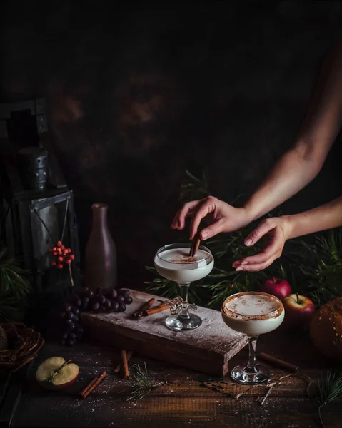 Kadın alarak kremalı tatlı eller 