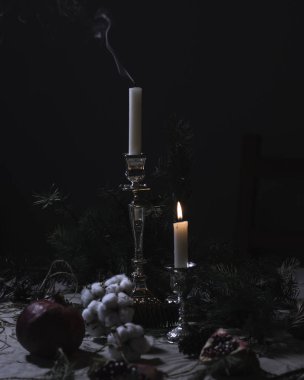 Mumlar şenlikli bir şekilde dekore edilmiş masada