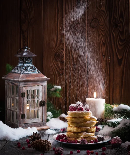  Ahududu ile krep yığını