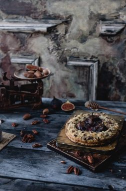 Rustik ahşap zemin üzerine tatlı incir ve cevizli tart 