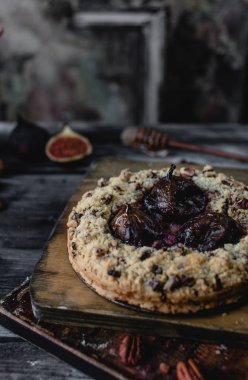 Rustik ahşap zemin üzerine tatlı incir ve cevizli tart 