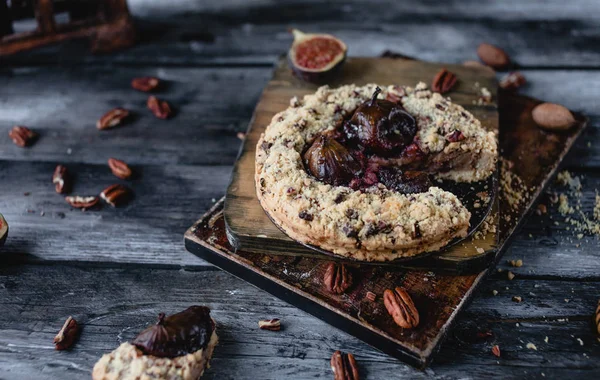 Rustik ahşap zemin üzerine tatlı incir ve cevizli tart 