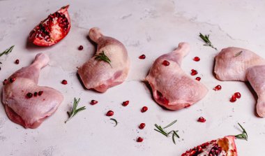 Yemek pişirmek için hazırlanan Narlı çiğ tavuk budu