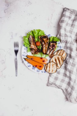 Izgara et ve sebze tabakta sıcak