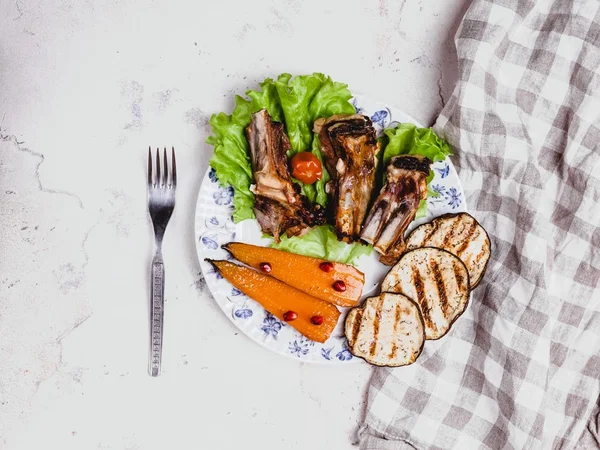 Carne Alla Griglia Calda Verdure Servite Sul Piatto — Foto Stock