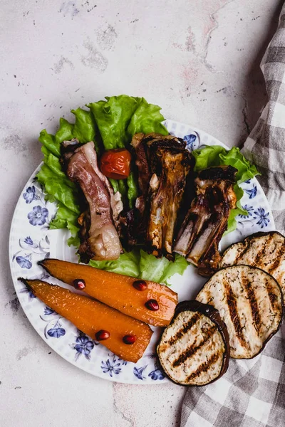 Izgara et ve sebze tabakta sıcak