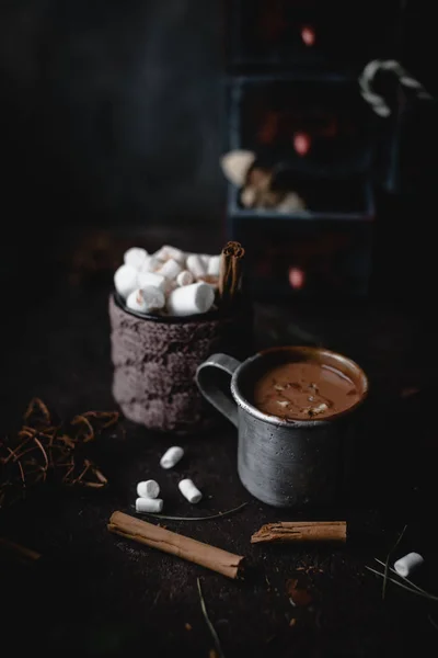 Primer Plano Chocolate Caliente Con Malvaviscos Mesa Madera Con Decoración —  Fotos de Stock