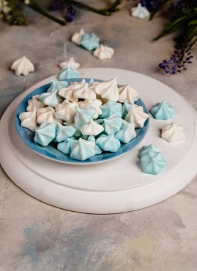 Tatlı ev yapımı beyaz ve mavi şekerleme kurabiye rustik arka plan üzerinde Close-Up 