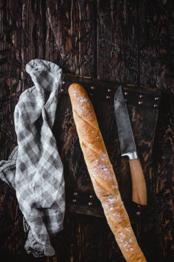 taze ev yapımı ekmek rustik ahşap zemin üzerine bıçakla Close-Up 