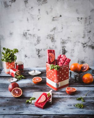 kırmızı meyve dondurma kırmızı ve beyaz noktalı Close-Up metal kutusu ahşap tablo