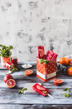 kırmızı meyve dondurma kırmızı ve beyaz noktalı Close-Up metal kutusu ahşap tablo