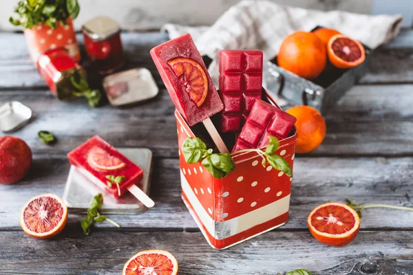 kırmızı meyve dondurma kırmızı ve beyaz nokta Close-Up metal kutusu ahşap tablo