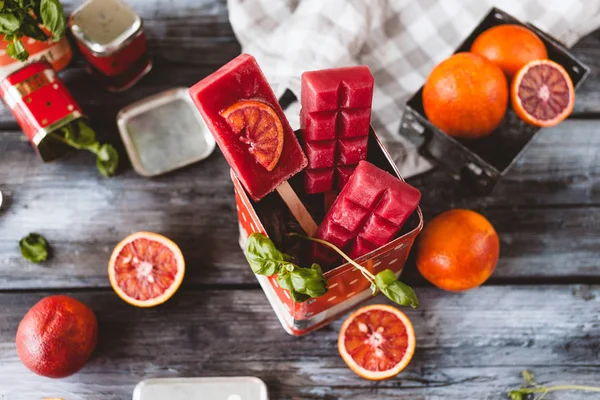 kırmızı meyve dondurma kırmızı ve beyaz nokta Close-Up metal kutusu ahşap tablo