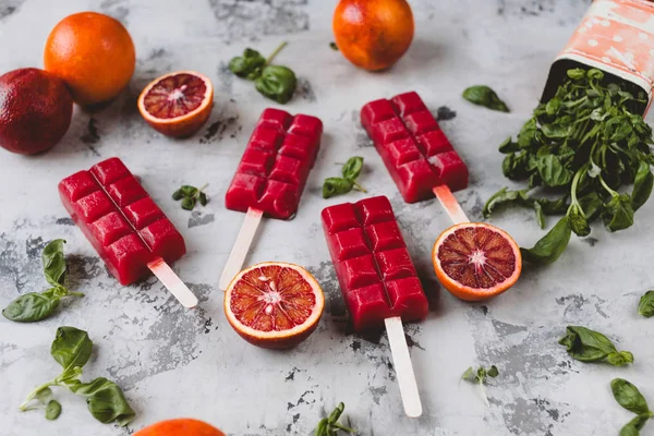 kırmızı meyve dondurma kırmızı ve beyaz noktalı Close-Up metal kutusu ahşap tablo