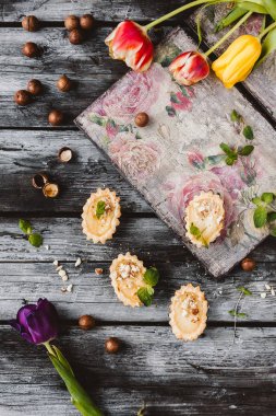 Tatlı ev yapımı zencefilli kurabiye ile fındık ve bahar Lale çiçek rustik ahşap arka plan üzerinde yakın çekim 