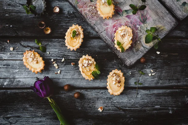 Primer Plano Galletas Jengibre Caseras Dulces Con Nueces Flor Tulipán — Foto de Stock