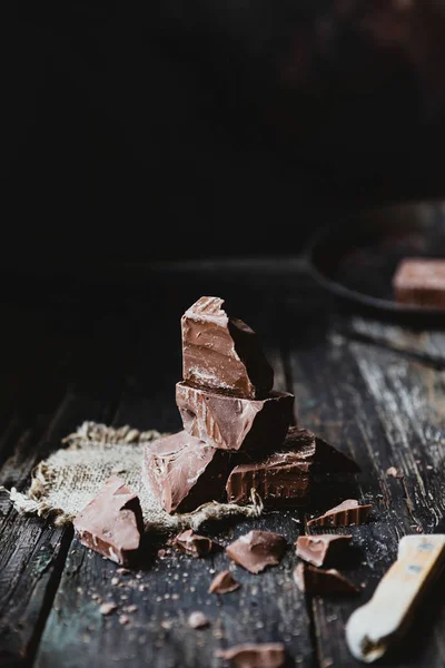 Bıçak Siyah Ahşap Zemin Üzerine Kırık Çikolata Parçası Koyu Yakın — Stok fotoğraf