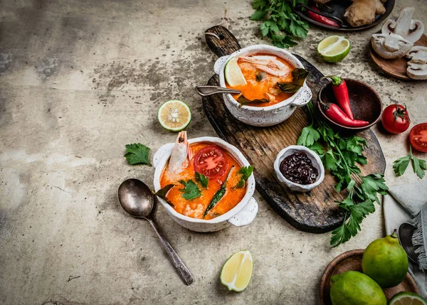 Tom Yum çorbası, eski püskü bej arka planda karides, limon, biber, zencefil kökü ve mantar karışımı, aşçılık malzemeleri, kopyalama alanı.