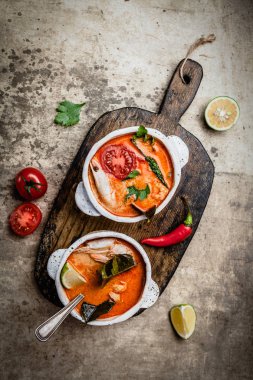 Tom Yum çorbası, eski püskü bej arka planda karides, limon, biber, zencefil kökü ve mantar karışımı, aşçılık malzemeleri, kopyalama alanı.