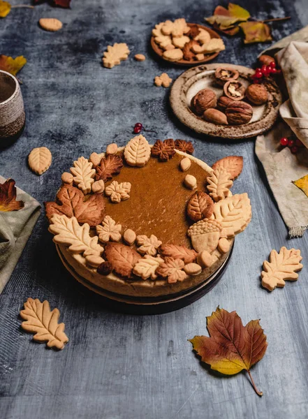 Traditional Pumpkin Pie Decorated Leaves Shaped Cookies Shabby Blue Background — ストック写真