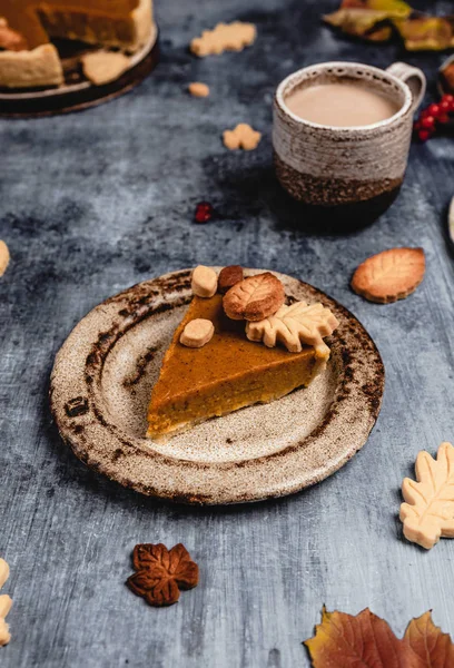 Traditionell Pumpa Paj Dekorerad Med Blad Formade Cookies Shabby Blå — Stockfoto