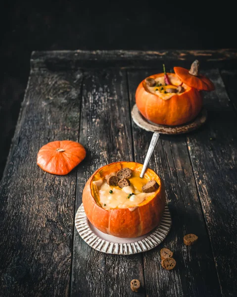 Pumpa Soppa Med Chili Peppar Och Ost Skorpa Bakade Pumpor — Stockfoto