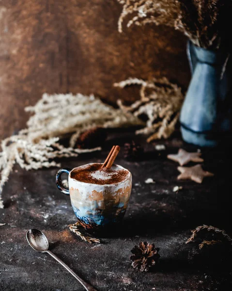 Kahverengi Masada Tarçın Çubuklu Bir Fincan Kahve Çam Kozalaklı Kuru — Stok fotoğraf
