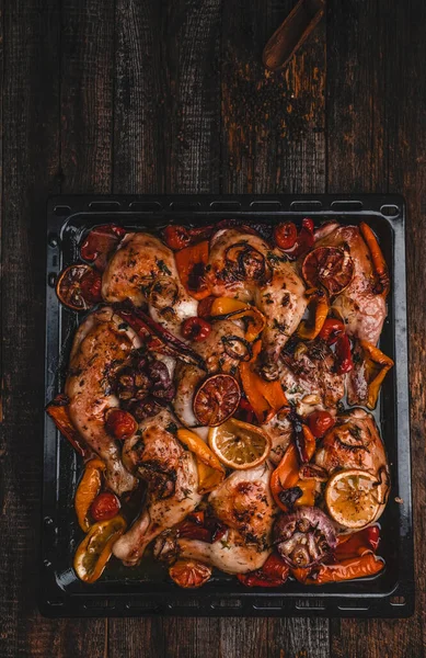 Cosce Pollo Forno Marinate Con Frutta Verdura Secca Sul Vassoio — Foto Stock