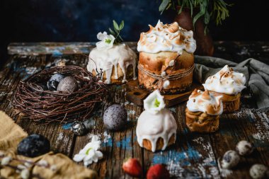 Ev yapımı Paskalya turtalarına yakın çekim. Yuvasında yumurtalar söğütlü, ahşap arka planda. 