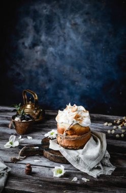 Ev yapımı Paskalya turtası. Taze bahar çiçekleri ve kırsal ahşap arka planda söğütler.