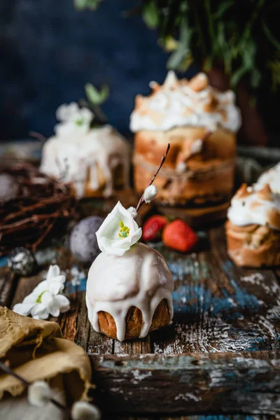 Primo Piano Torte Pasquali Fatte Casa Con Uova Nel Nido — Foto Stock