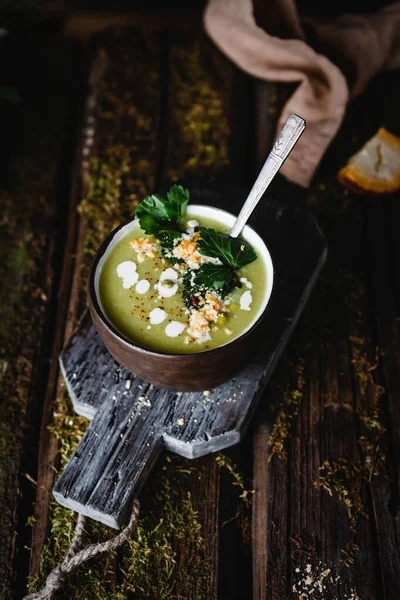 Horká Chutná Zelená Zeleninová Polévka Misce Dřevěném Stole Zblízka — Stock fotografie