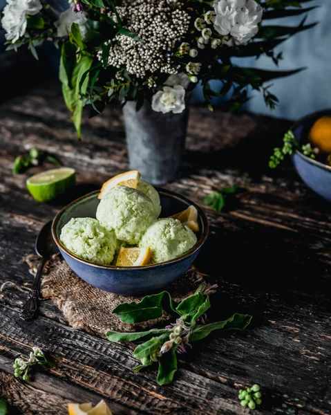 Gelado Limão Hortelã Com Fatias Laranja Tigela Mesa Madeira Sobremesa — Fotografia de Stock