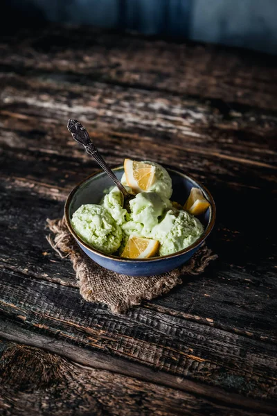 Gelado Limão Hortelã Com Fatias Laranja Tigela Mesa Madeira Sobremesa — Fotografia de Stock