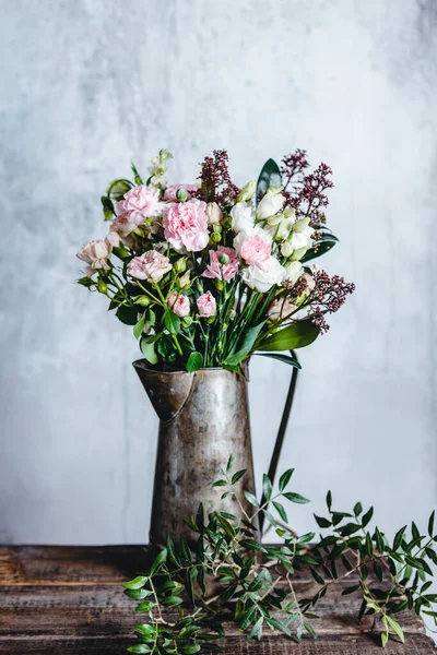 Bukiet Różowych Białych Kwiatów Metalowym Dzbanku Drewnianym Stole — Zdjęcie stockowe