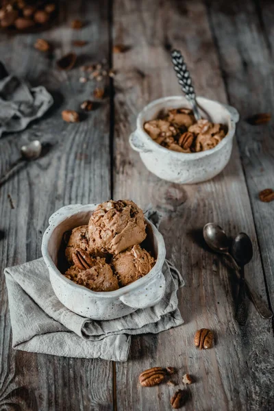 Creamy Caramel Ice Cream Scoops Pecan Nuts White Ceramic Bowls — Stock Photo, Image