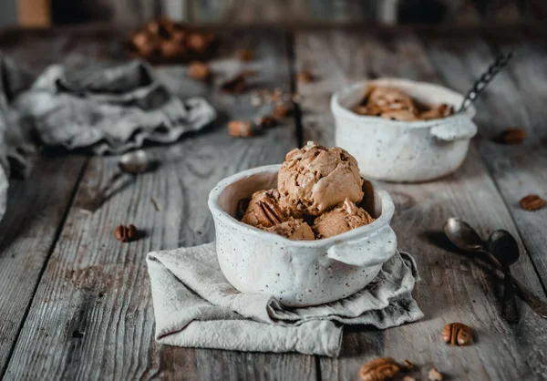 Cremoso Caramelo Colheres Sorvete Com Nozes Pecan Taças Cerâmica Branca — Fotografia de Stock