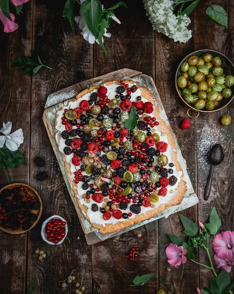 Torta Fogli Con Glassa Formaggio Cremoso Assortimento Bacche Estive Con — Foto Stock