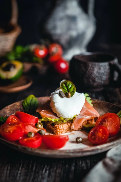 Uovo Camicia Con Avocado Verdure Con Salmone Erbe Aromatiche Ciotola — Foto Stock