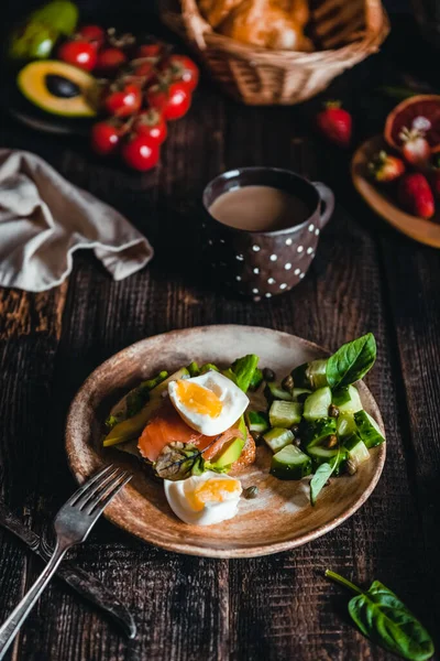 Ciotole Colazione Con Uova Verdure Camicia Con Frutta Tazza Caffè — Foto Stock