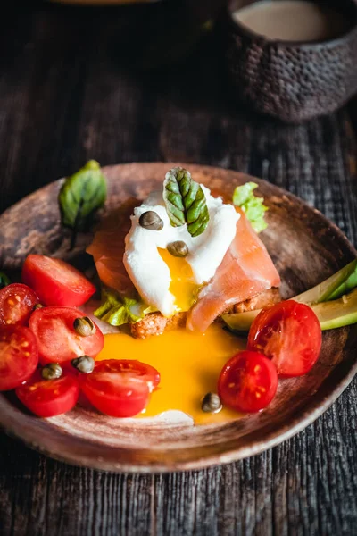 Uovo Camicia Con Avocado Verdure Con Salmone Erbe Aromatiche Ciotola — Foto Stock