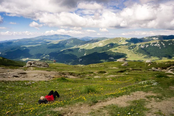 Woman resting on mountains — Stock Photo, Image
