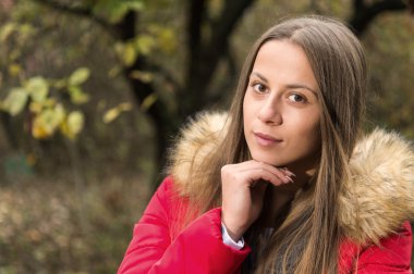 Kırmızı palto giyen bir ormanda yalnız genç kadın