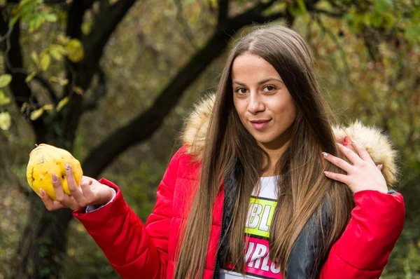 Ung kvinna ensam på en skog som bär röd överrock — Stockfoto