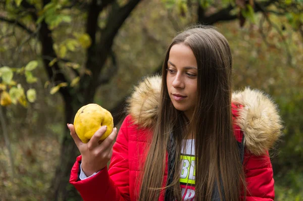 Ung kvinna ensam på en skog som bär röd överrock — Stockfoto