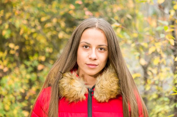 Молода жінка на самоті в лісі в червоному пальто — стокове фото