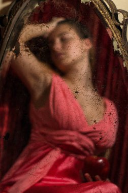 güzel bir genç kadın lüks bir klasik iç.