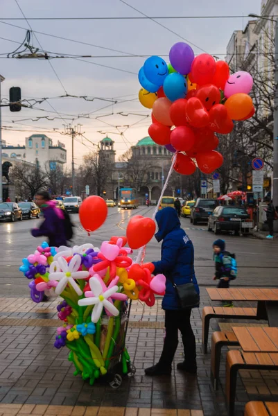 Женщина продает воздушные шары на улице — стоковое фото